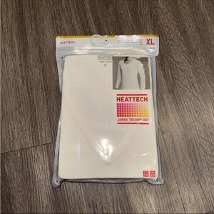UNIQLO Japan MEN White Heat tech V Neck Long Sleeve T shirt Warm Shirt Winter